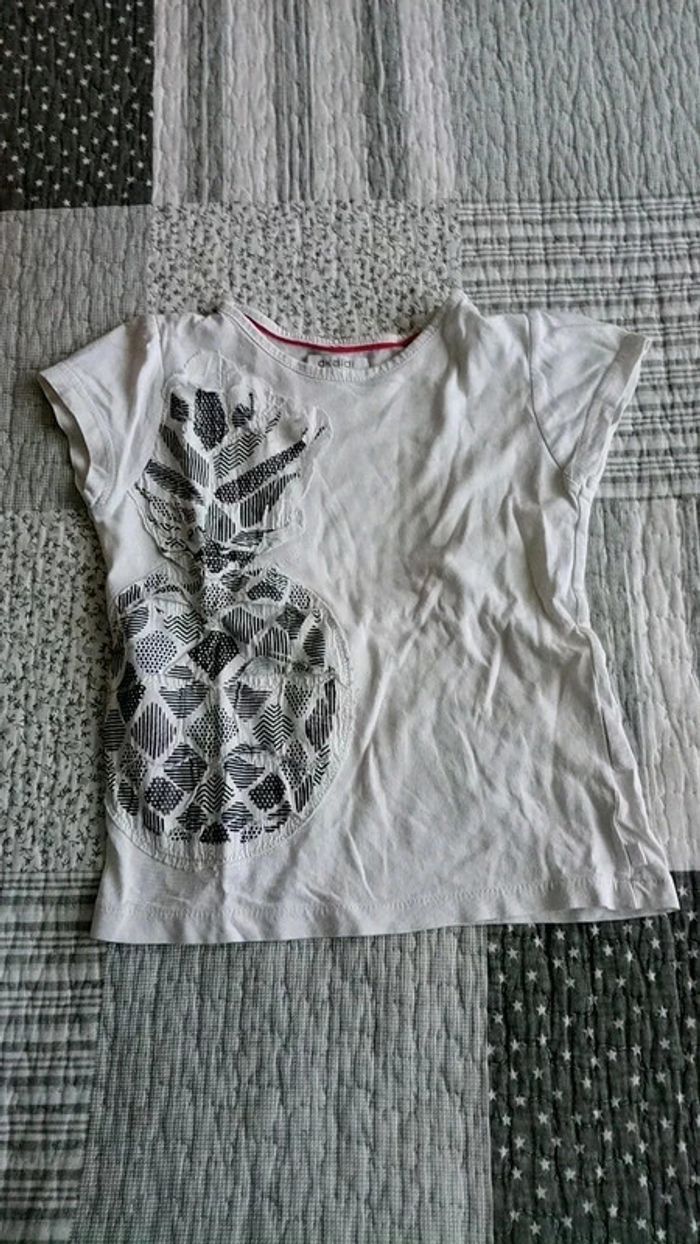 T-shirt okaïdi fille taille 5 ans Très bon état.