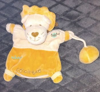 Doudou peluche marionnette lion Adam  jaune et orange - Baby Nat