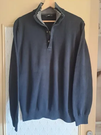 Pull homme celio noir L peu porté très très légère décoloration pliage se voit pas prix mini