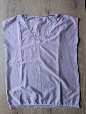 Haut satiné avec dentelle vieux rose