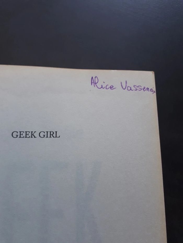 Roman Geek Girl tome 1 Holly Smale - photo numéro 2