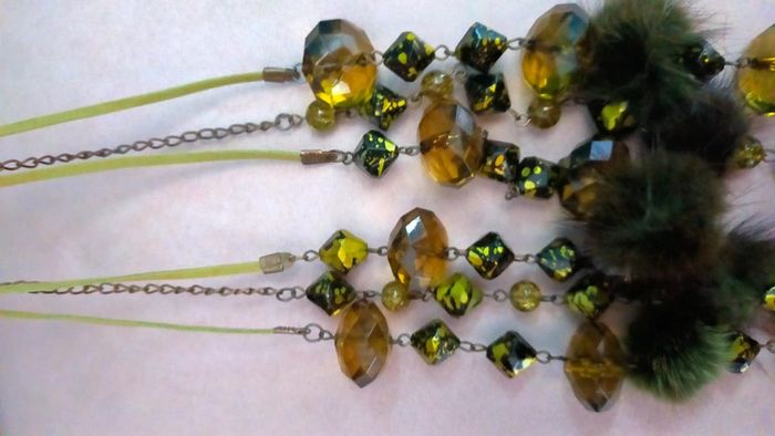 Collier fantaisie original – Vert olive & ambre – Pompons et perles mouchetées - photo numéro 5