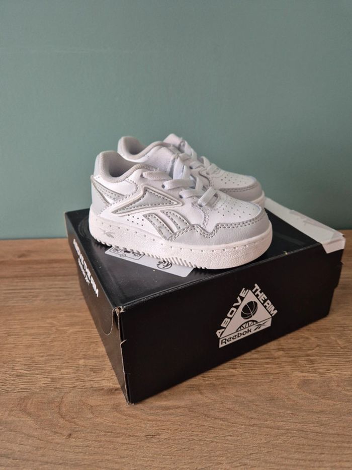 Baskets garçon blanches et grises, reebok pointure 20 - photo numéro 2