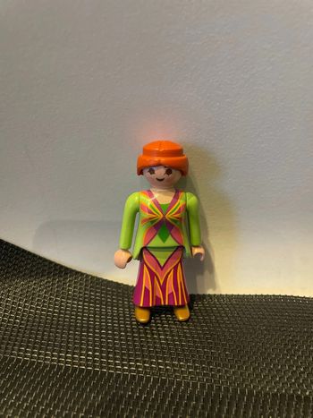 Playmobil figurine femme jupe mauve à motifs haut vert