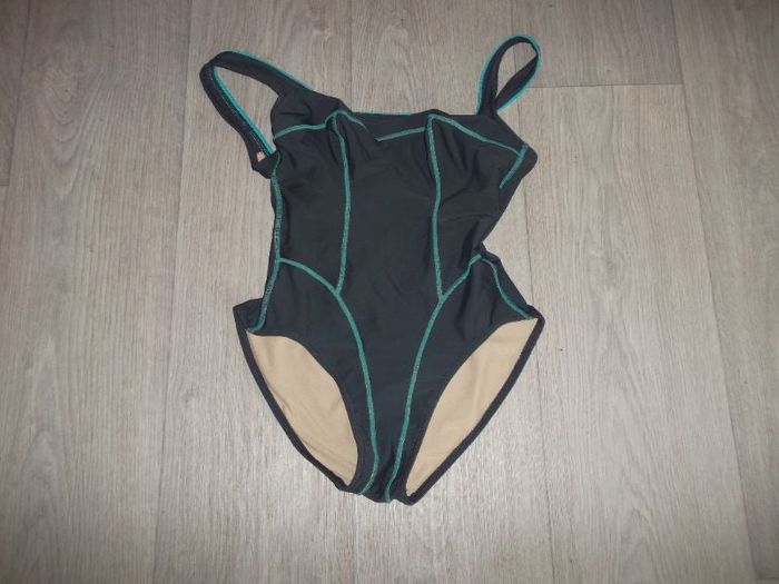Maillot 1 pièce MAJESTIC gris et liserés turquoise taille 40B TBE