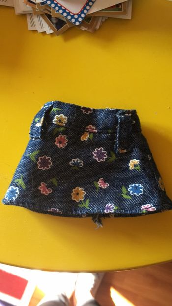 Mini jupe pour poupée bleu marine à fleur