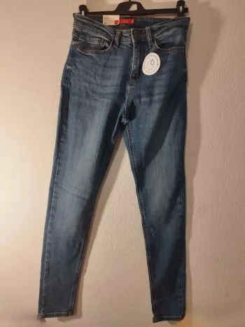 jean bleu Neuf pour femme taille 38