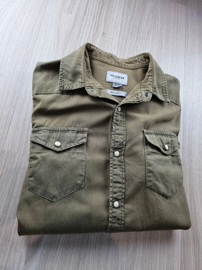 Chemise en jean à boutons pression kaki Pull & Bear Homme Taille S