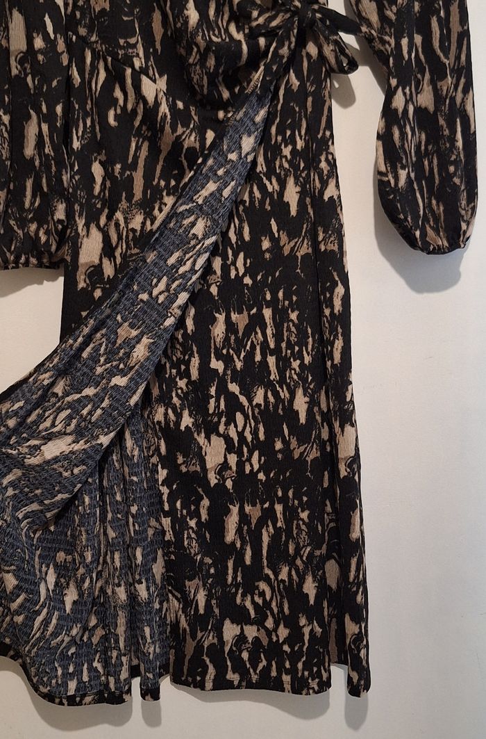 Longue robe portefeuille noire et beige au tissu froissé - photo numéro 4