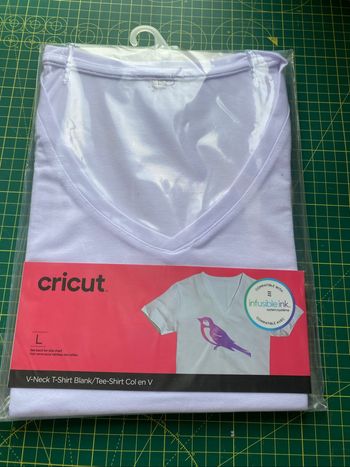 T shirt blanc neuf col V cricut