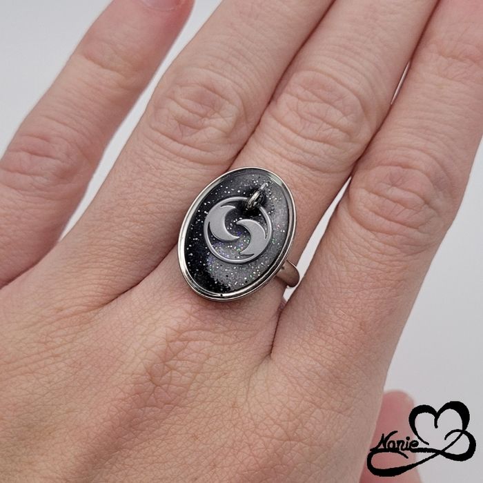 Bague ajustable ovale argentée avec deux croissants de lune