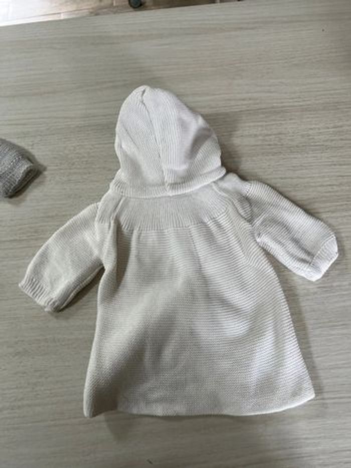 2 gilets blanc et gris 1 mois - photo numéro 3