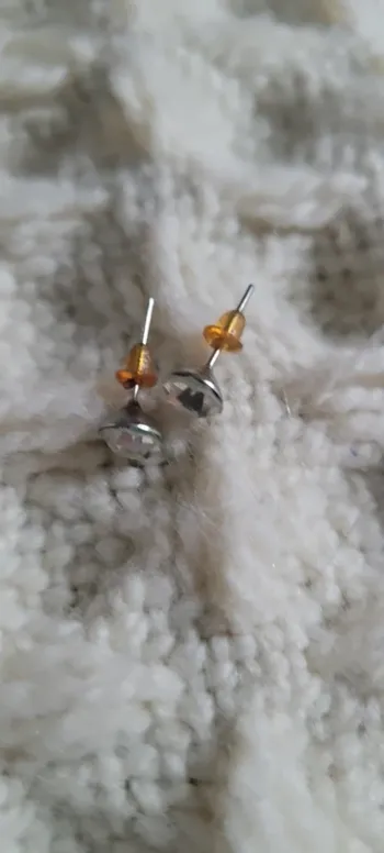 Clous d'oreilles blancs