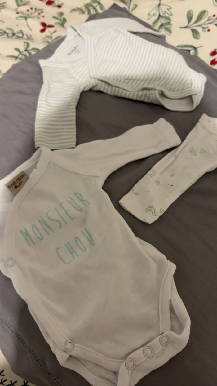 Lot de 3 body en TBE naissance garçon + bavoir neuf cadeau - photo numéro 4