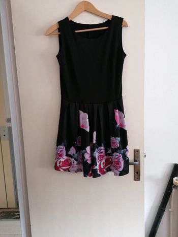 Robe noir avec fleures