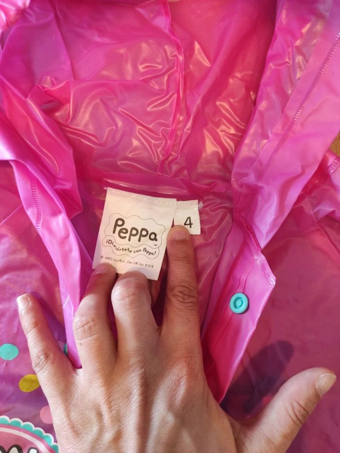Imperméable Peppa pig 4 ans en TBE - photo numéro 4