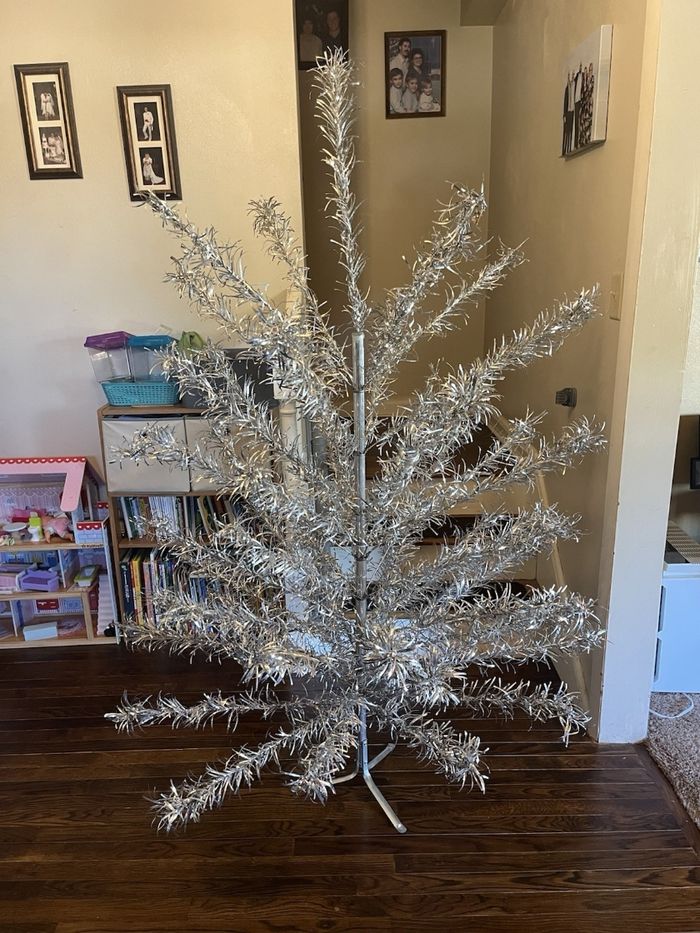 Sapin de Noël en aluminium 1,83 m, 53 branches, style moderne du milieu du siècle (T-8526-57), idéal pour les 50-60 ans et plus. - photo numéro 2