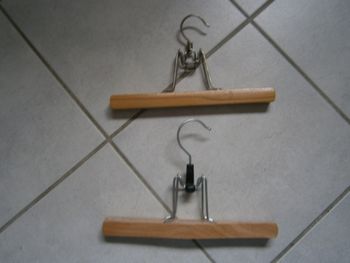Lot de 2 cintres à pince en bois 25 cm
