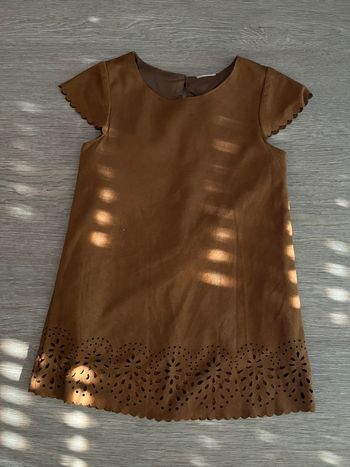 Jolie robe suédine avec détails 24 mois