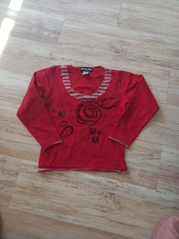 Tee-shirt manches longues rouge.