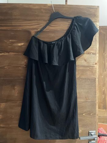 Robe courte noire manche asymétrique