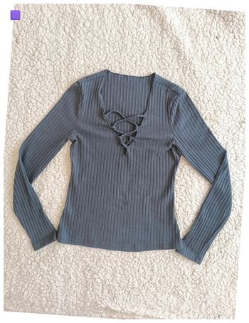 Haut gris côtelé à lacets devant – basique, y2k, manches longues