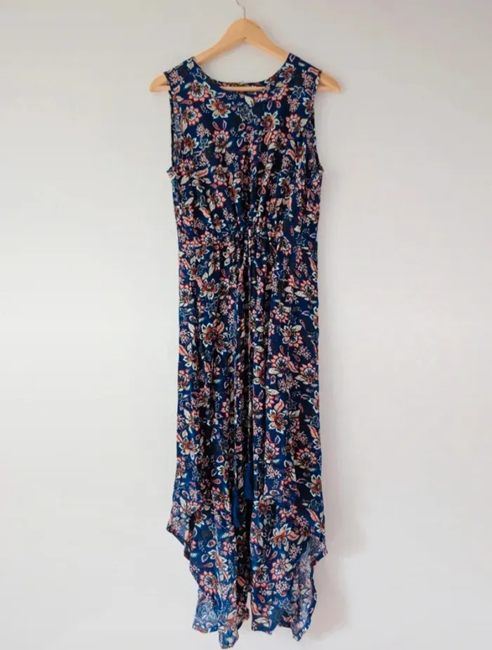 Robe d'été longue
Coupe asymétrique 
Couleur bleu marine à fleurs 
Taille 40 - photo numéro 5