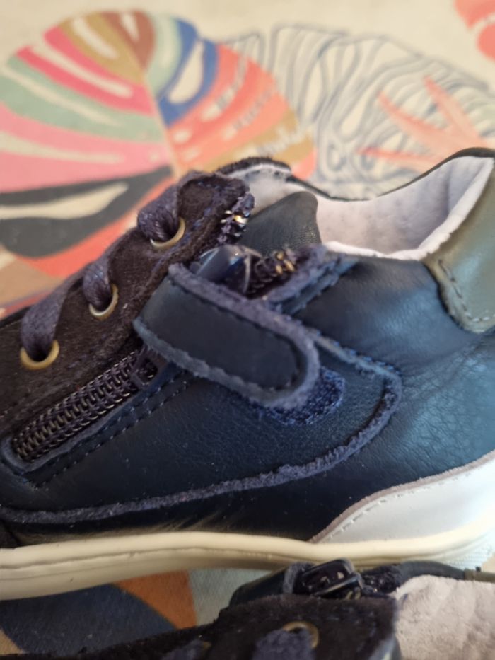 Baskets neuves cuir bleu marine taille 23 - photo numéro 6