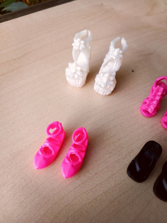Lot de 4 paires de chaussures plates & talons pour poupée Barbie - photo numéro 3