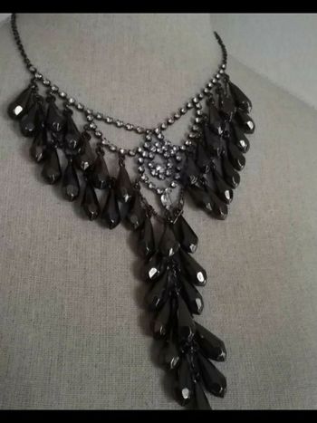 Bijoux  de cou avec perles et strass   très bon état