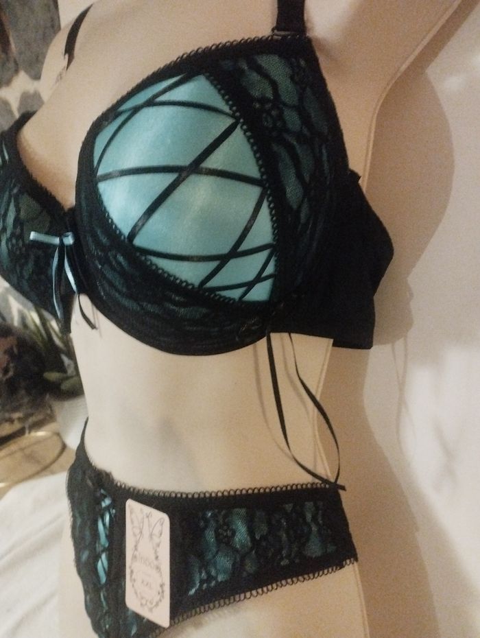 Ensemble de lingerie neuf avec armatures et rembourrage 105D XXL pour le string - photo numéro 3