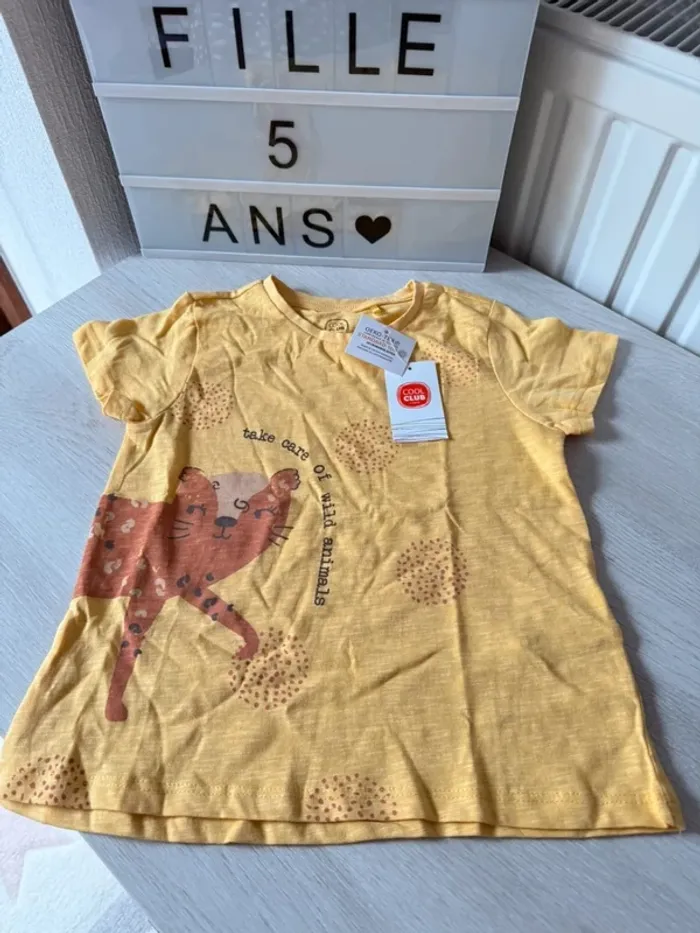 Joli Tshirt Cool Club 5 ans jaune neuf