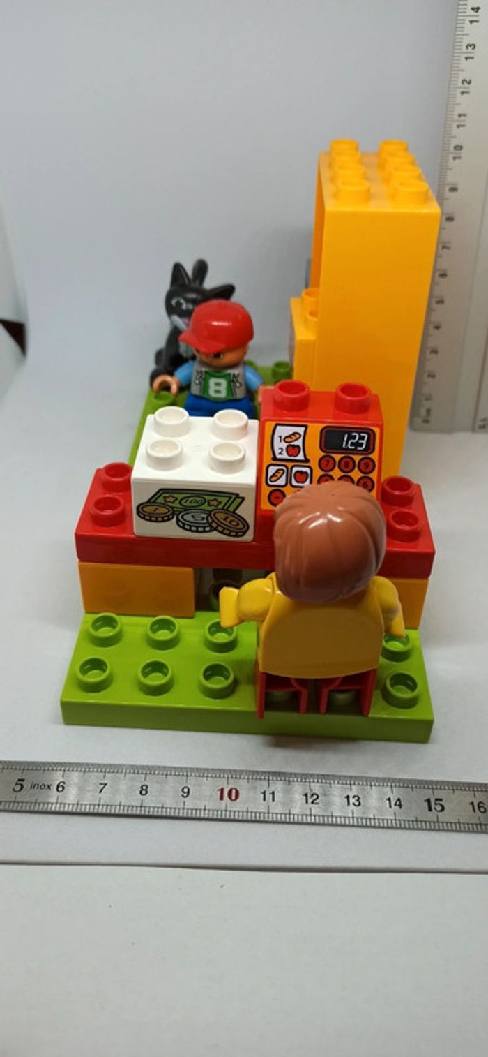 Décor lego duplo avec personnages et chat - photo numéro 4