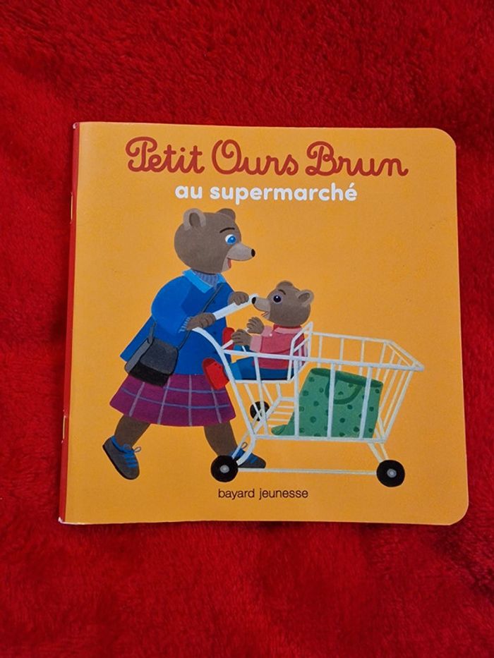 Livre petit ours brun au supermarché