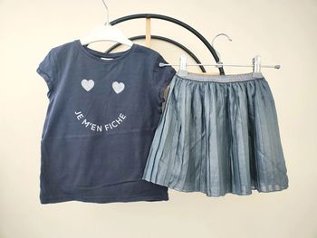 4 ans ensemble été teeshirt tape a l'oeil ( peu porte)et jupe kiabi neuve étiquette
