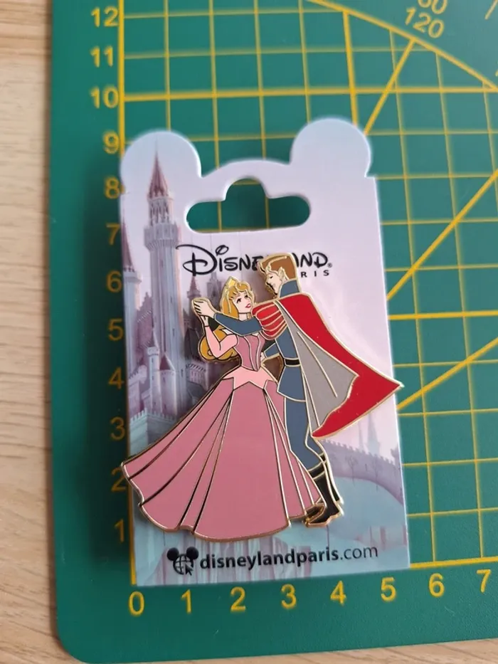 Pin's Disney Aurore et Prince Philippe La Belle au Bois Dormant - Neuf - photo numéro 3