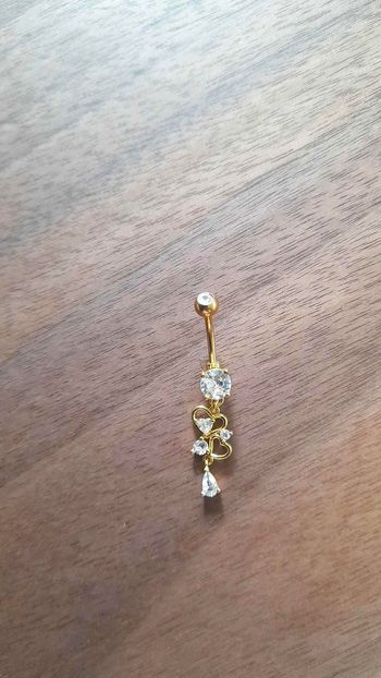 💛 Piercing nombril doré avec cœurs & zircons scintillants 💛