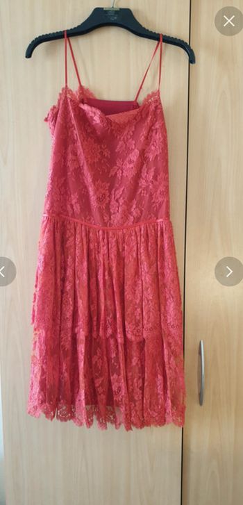 NEUF ! Magnifique robe couturière, très beau tissu dentelle rouge