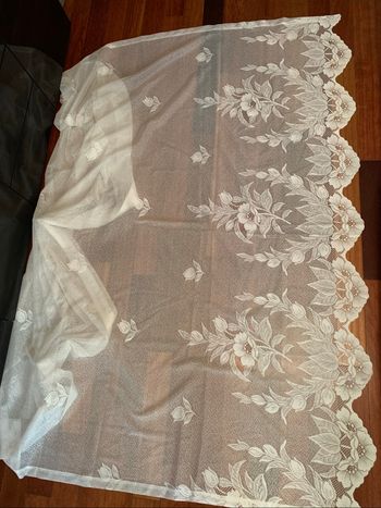 Beau rideau fleuri blanc