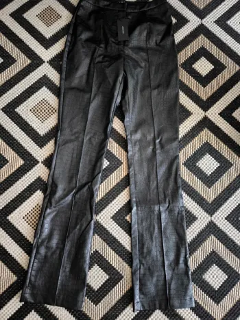 Pantalon slim noir effet croco – Vero Moda – Taille S / 34