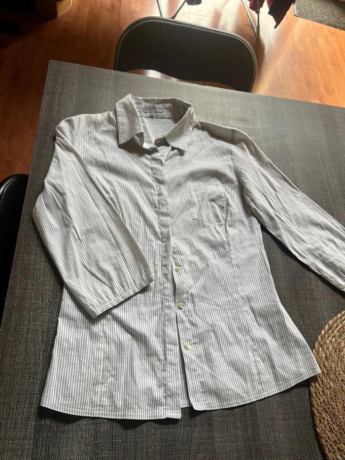Chemise cintrée, taille 40 couleur blanc, rayures gris clair