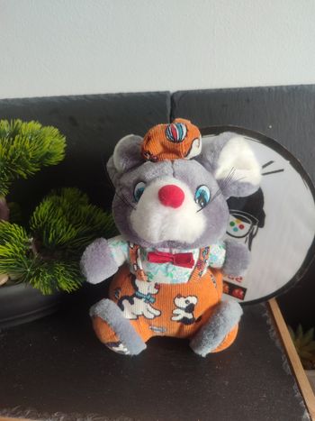 doudou peluche souris kemba gris marron salopette blanc noeud rouge chienS Fleur