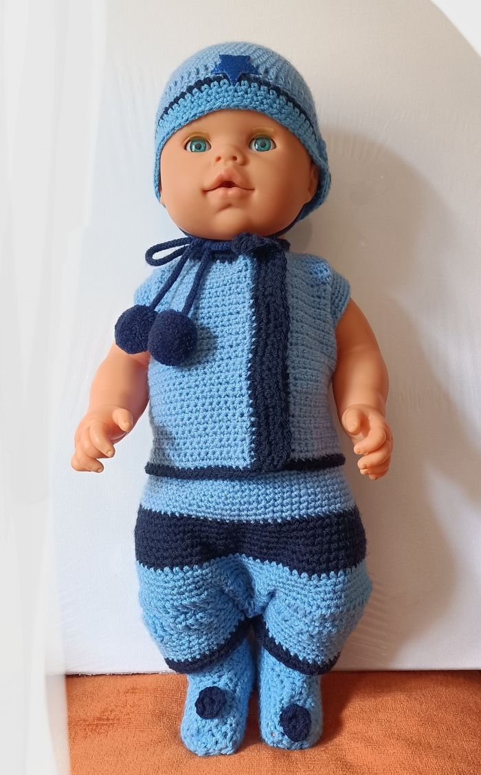 Poupon et sa panoplie de vêtements. - photo numéro 2