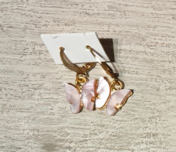 Petits papillons rose bonbon en résine et métal doré en boucles d'oreilles