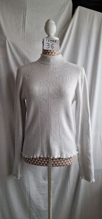 Pull, blanc, en très très bon état, col roulé, manches extra longues