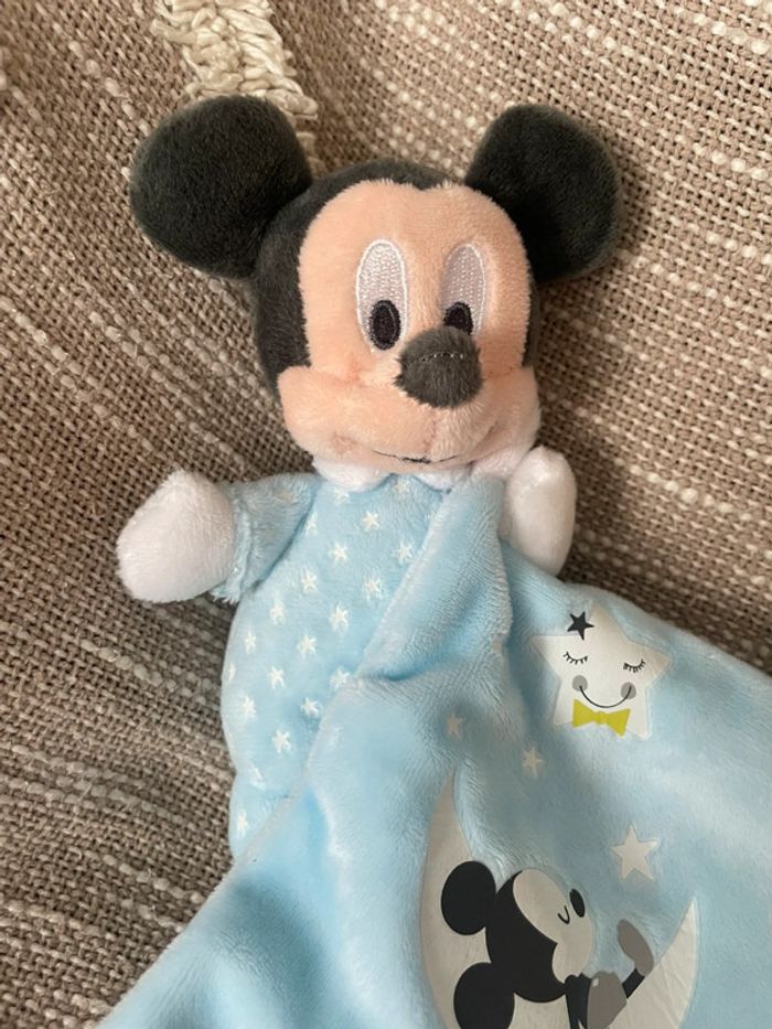 Peluche doudou mouchoir phosphorescent 17cm Disney baby Mickey souris bleu parfait état - photo numéro 2