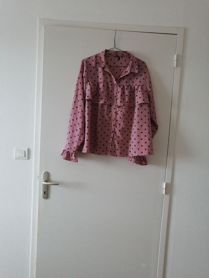 Chemisier rouge et blanc à pois