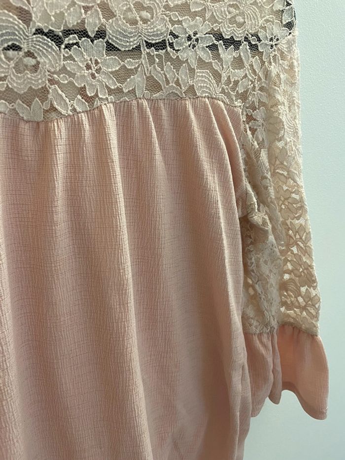 T-shirt rose pâle avec dentelle - photo numéro 2