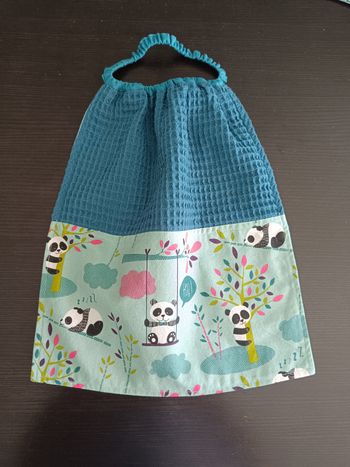 Serviette de table élastiquée, forme bavoir , fille , pour cantine école maternelle panda