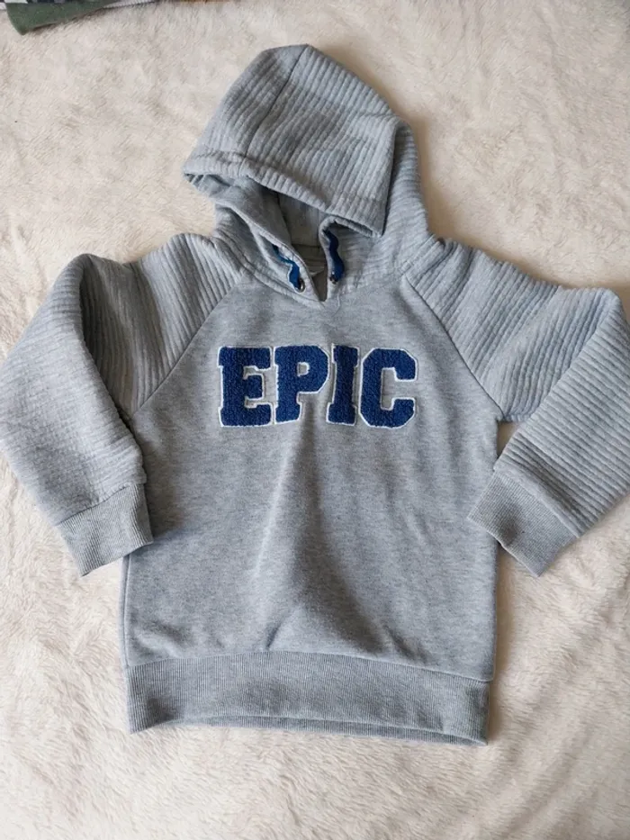 Pull sweat à capuche 5/6ans
